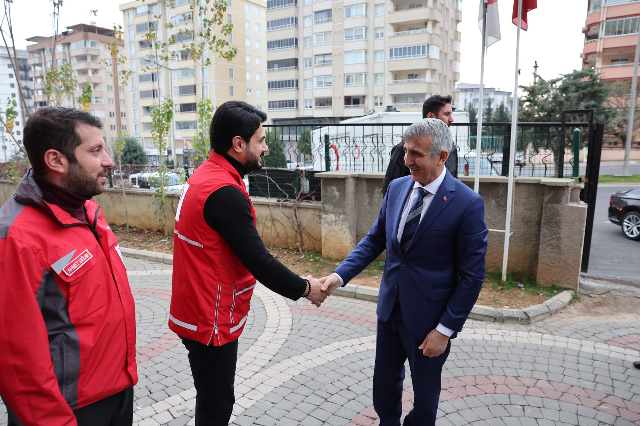 Kahramanmaraş Valisi Mükerrem Ünlüer, beraberindeki heyet ile birlikte Kahramanmaraş Kızılay Şubesini ziyaret etti.