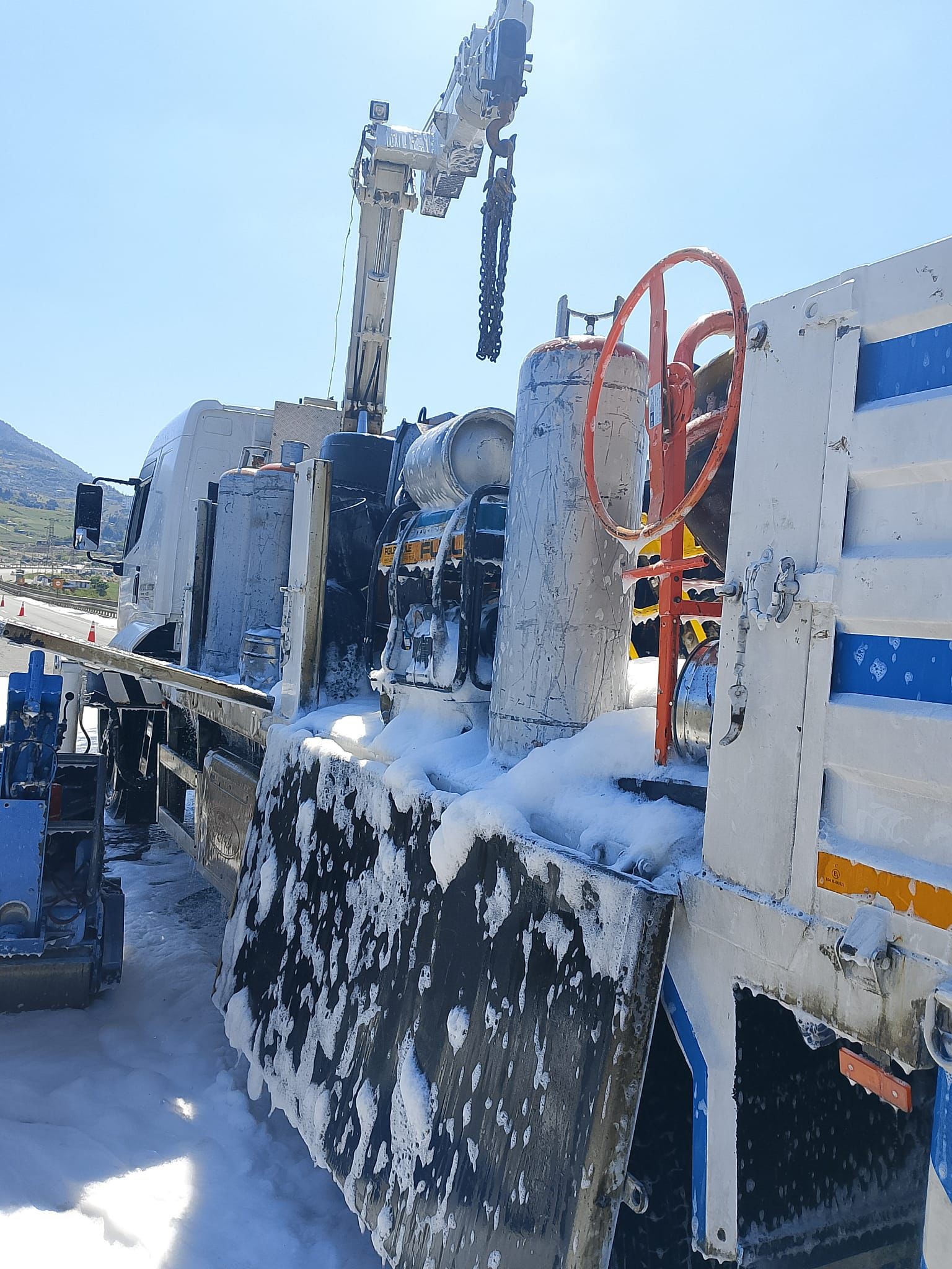 İçerisinde Tüplerin De Bulunduğu Kamyon Kasasında Yangın1