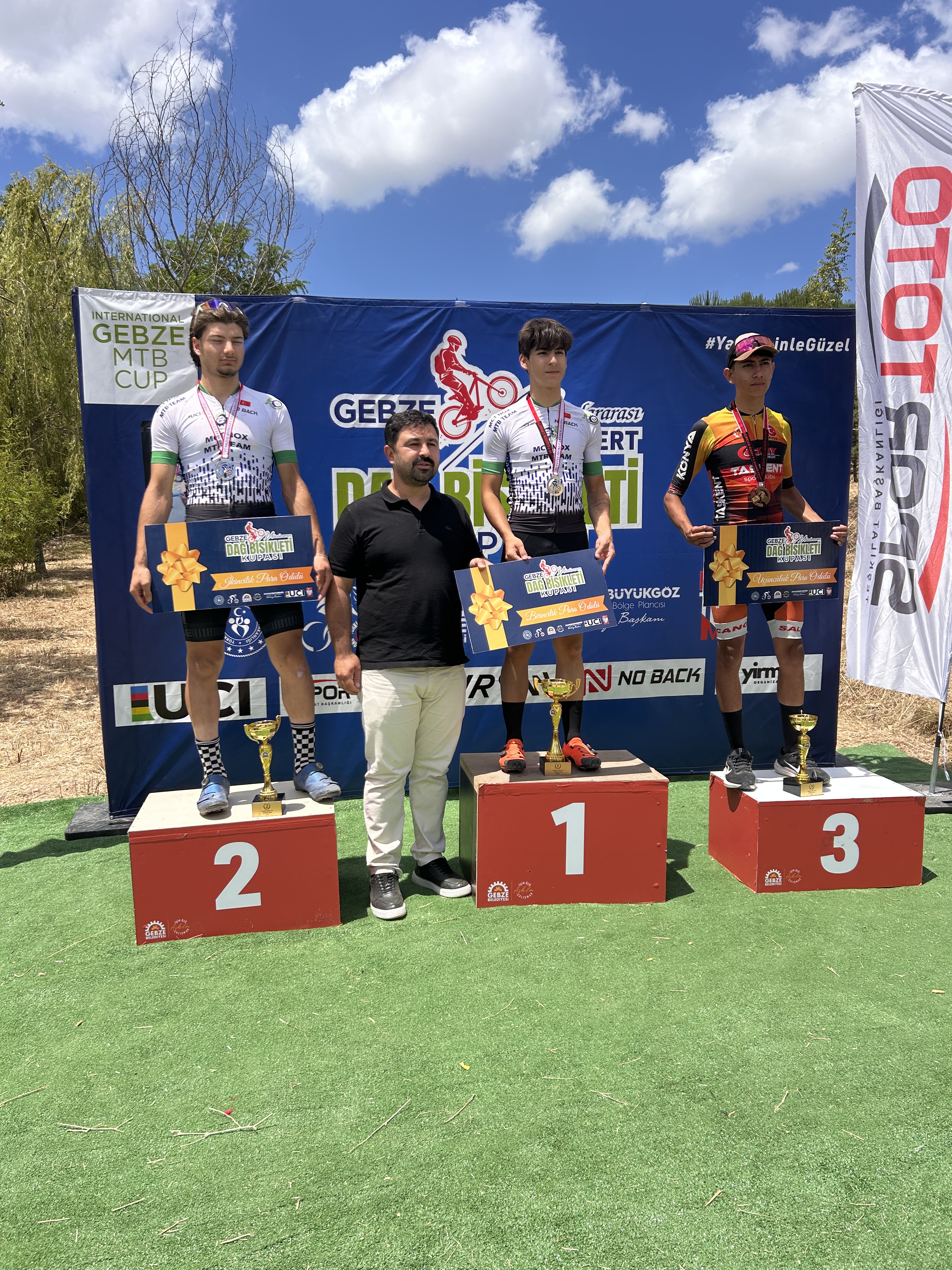 Guq3 Nly X A A Aqqho