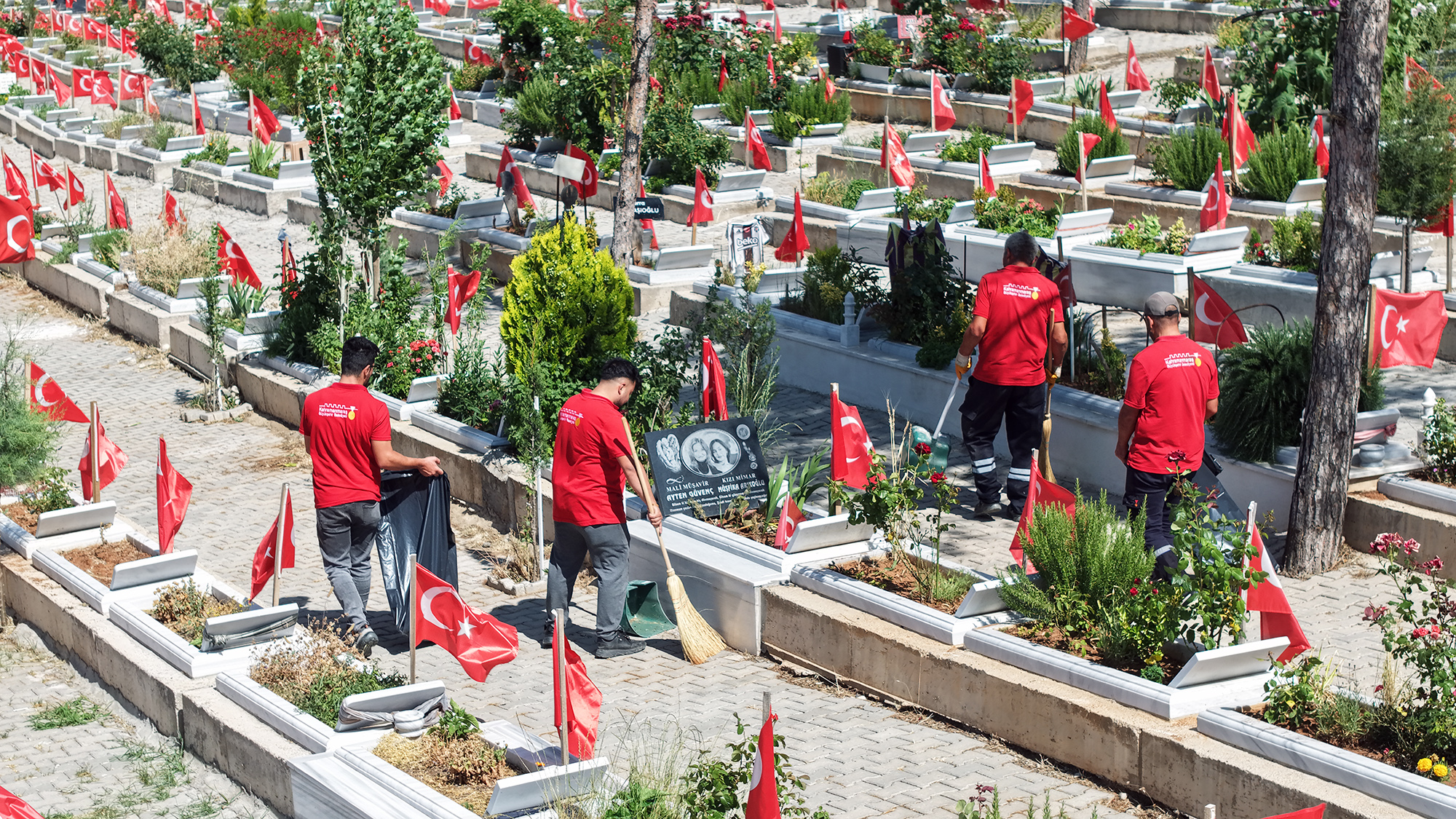 Kahramanmaraş’ta Mezarlıklar Bayrama Hazırlanıyor