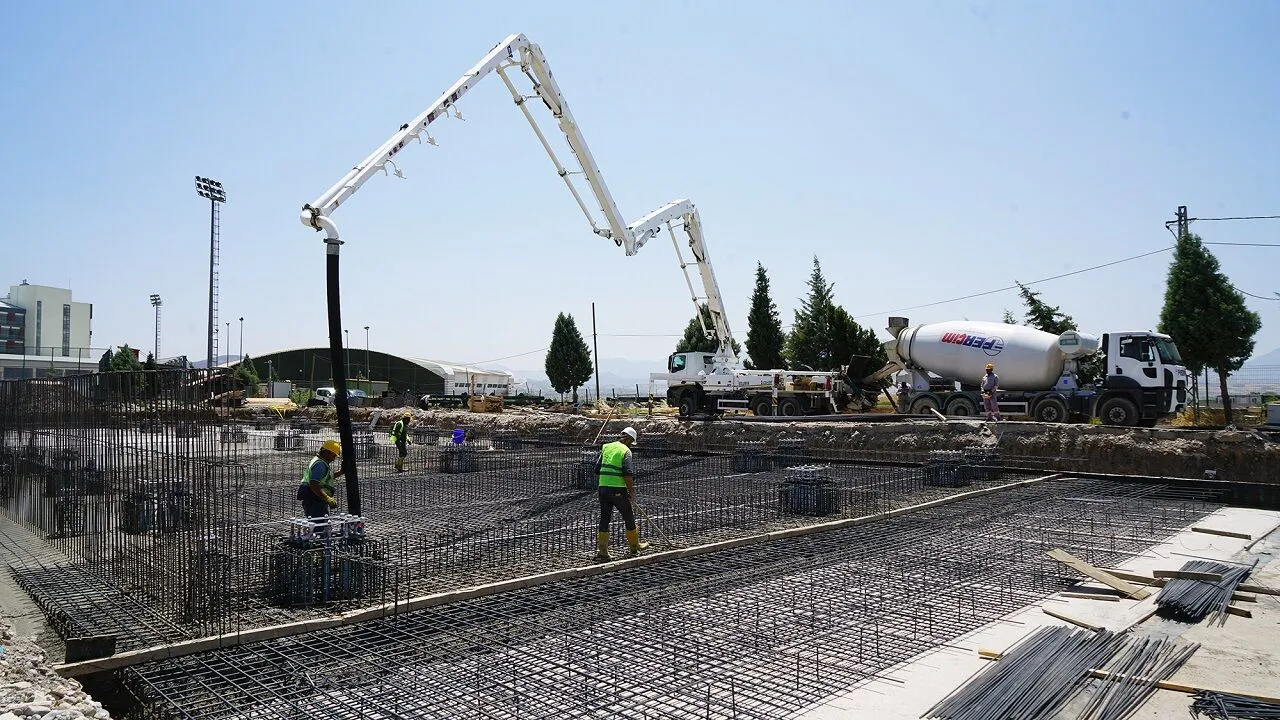 Kahramanmarasta Tribunler 4 Bin Kisilik Zemini Uefa Standartlarinda Iste Yeni Saha 8