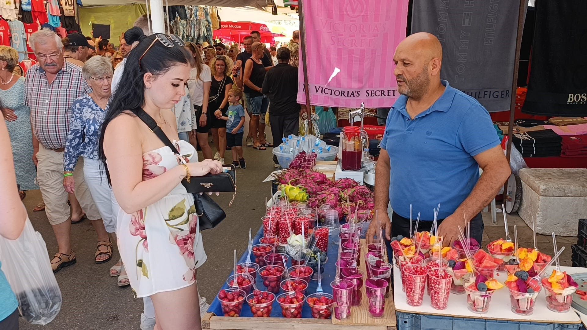 Açık Pazar, Sezonun Son Günlerinde Yoğun Ziyaretçi Akınına Sahne Oldu