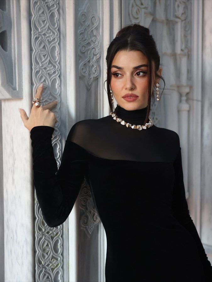 Hande Erçel’in Siyah Zarafetiyle Sosyal Medya Büyülendi (2)