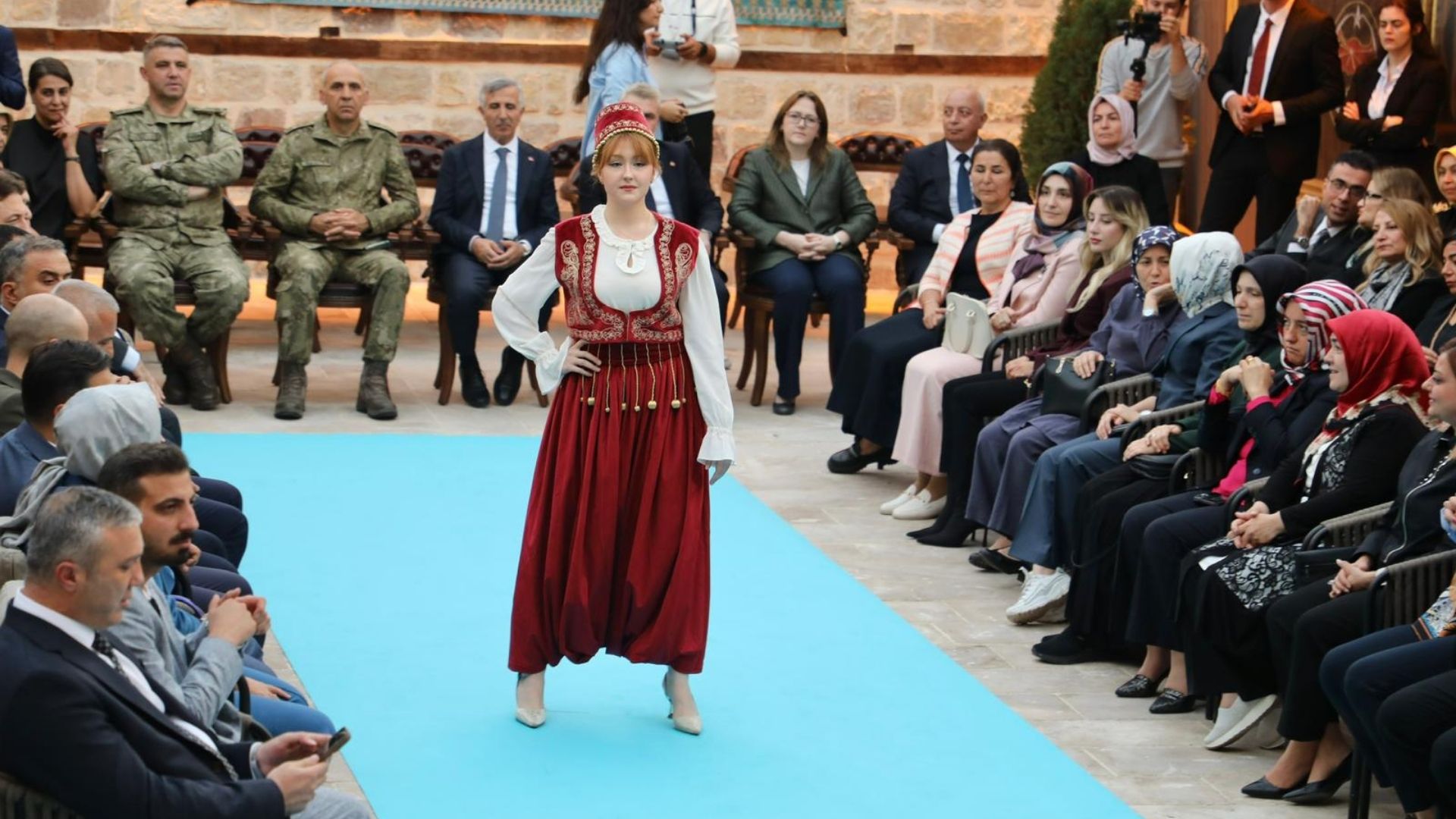 Kahramanmaraş'ın Sanat Rüzgarı Garbi Yeli Koleksiyonu Sahnelendi (3)-1