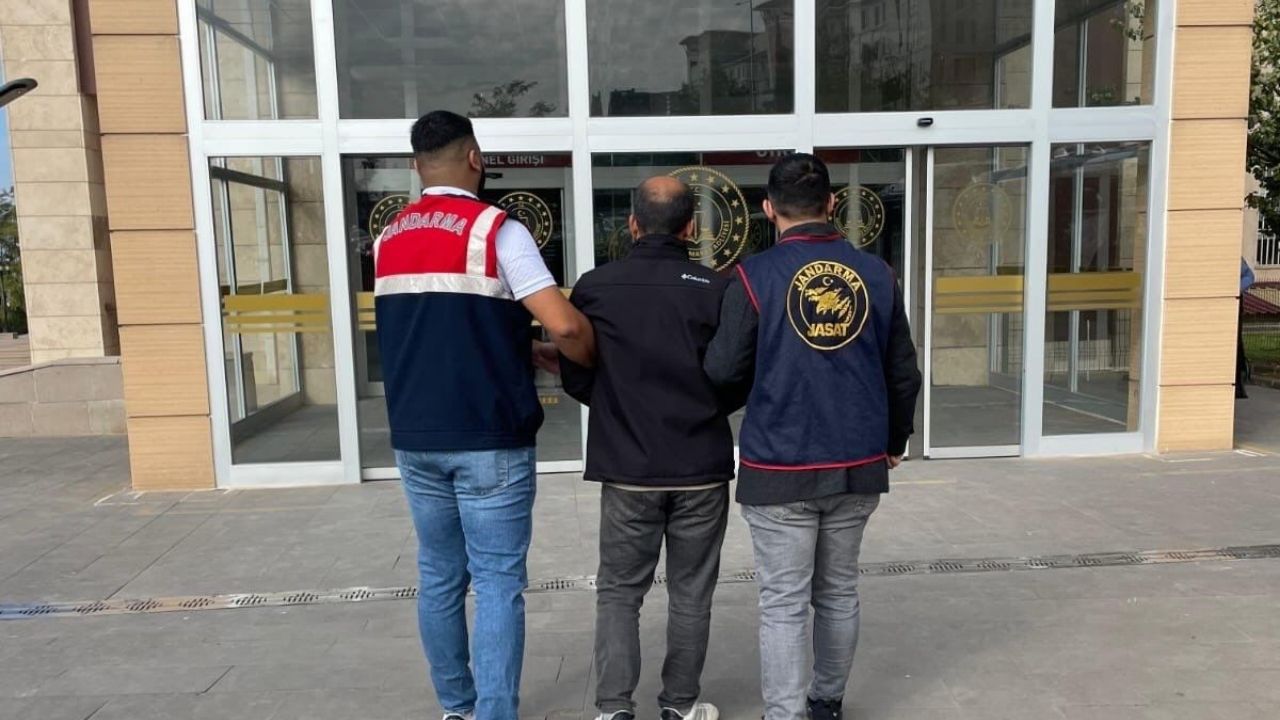 Kahramanmaraş’ta Jandarma Operasyonlarında Silah Ve Uyuşturucu Ele Geçirildi (1)