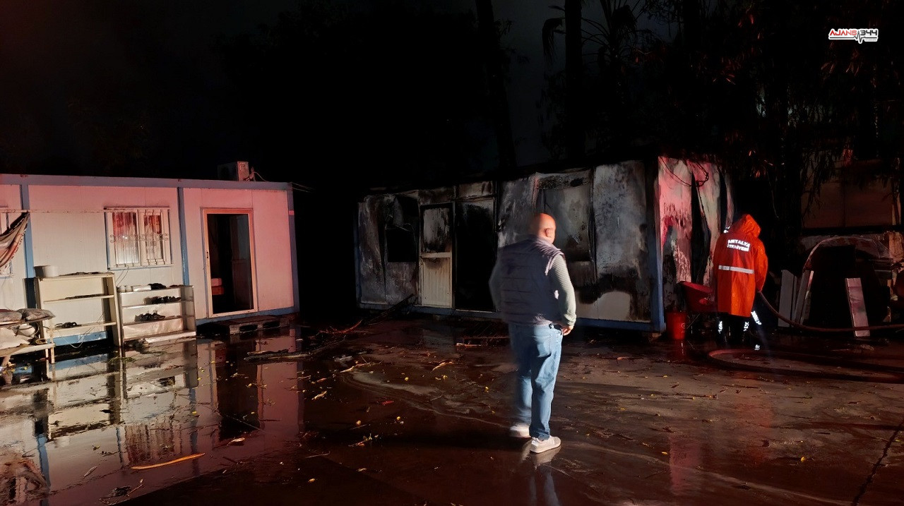 Antalya Manavgat’ta Yıldırım Yangına Neden Oldu Konteyner Küle Döndü (2)