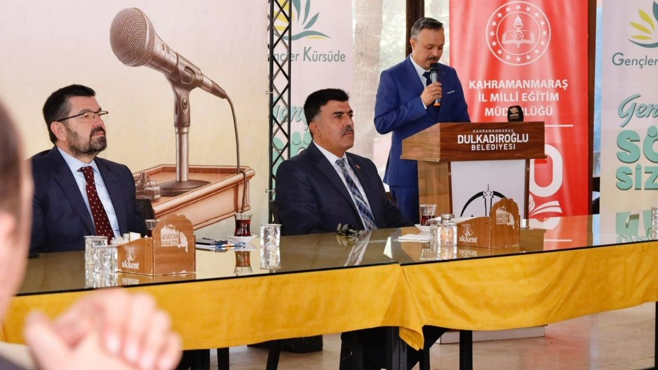 Gençler Kürsüde Ajans344 (2)