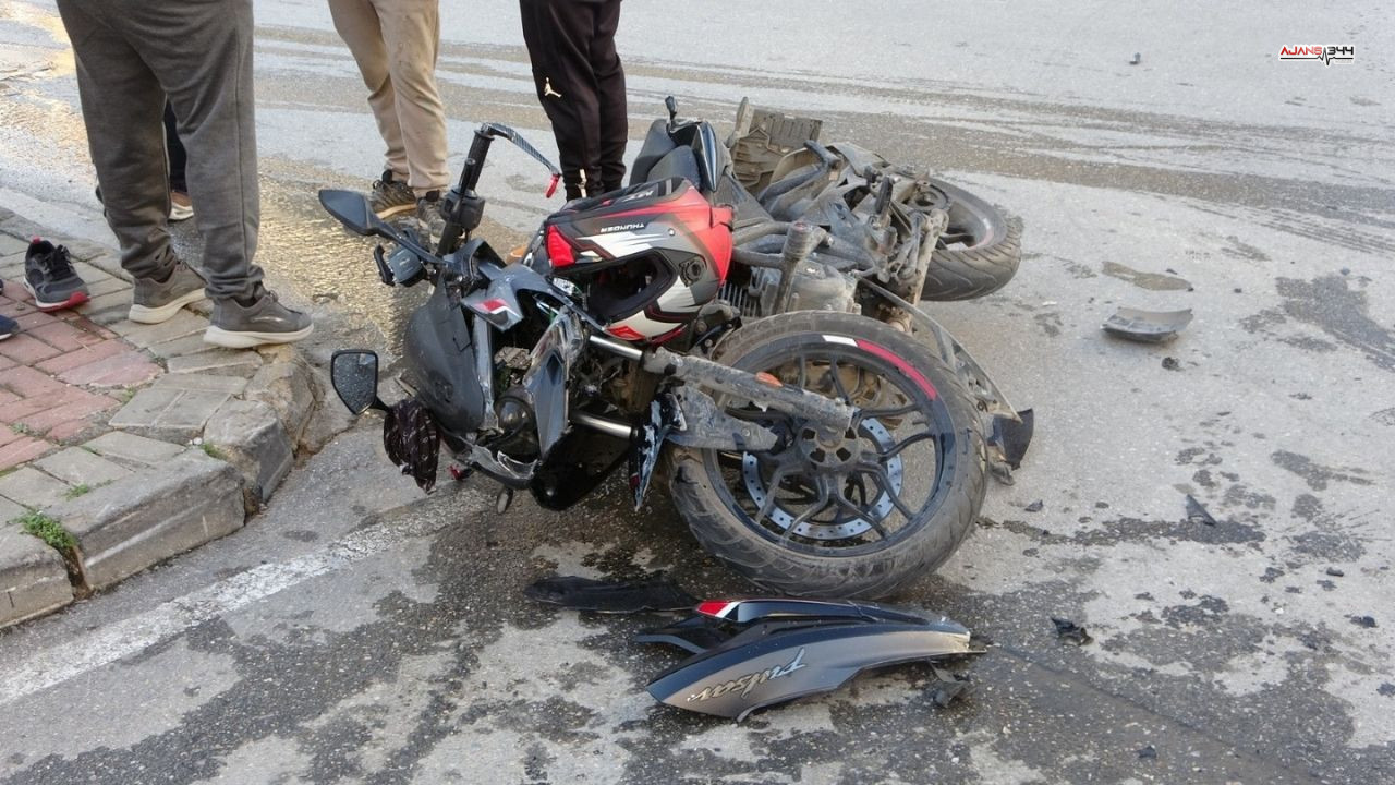 Hızla Gelenen Motor Arabaya Çarptı Ajans344 (1)