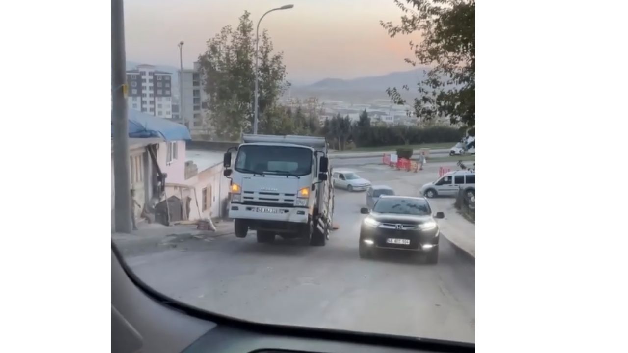 Kahramanmaraş'ta Yükü Ağır Gelen Kamyonun Önü Kalktı, Malzemeler Yola Savruldu Ajans344 (1)