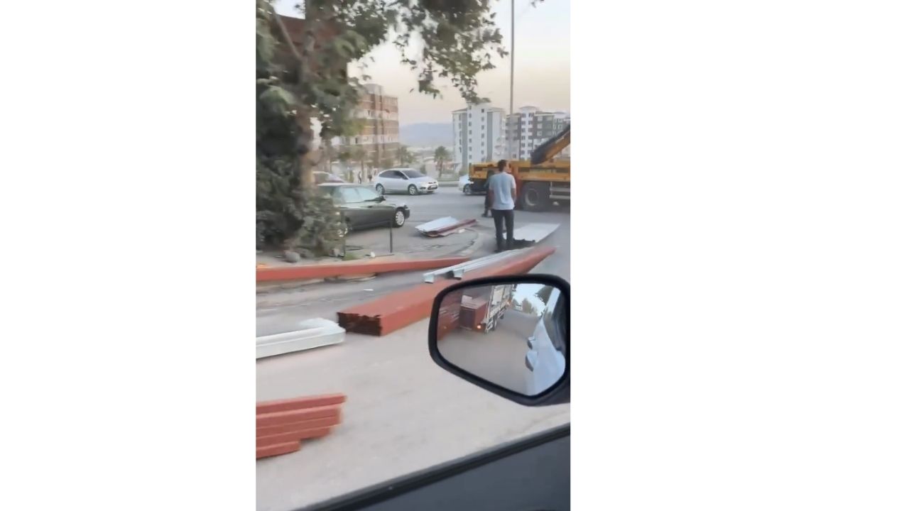 Kahramanmaraş'ta Yükü Ağır Gelen Kamyonun Önü Kalktı, Malzemeler Yola Savruldu Ajans344 (2)