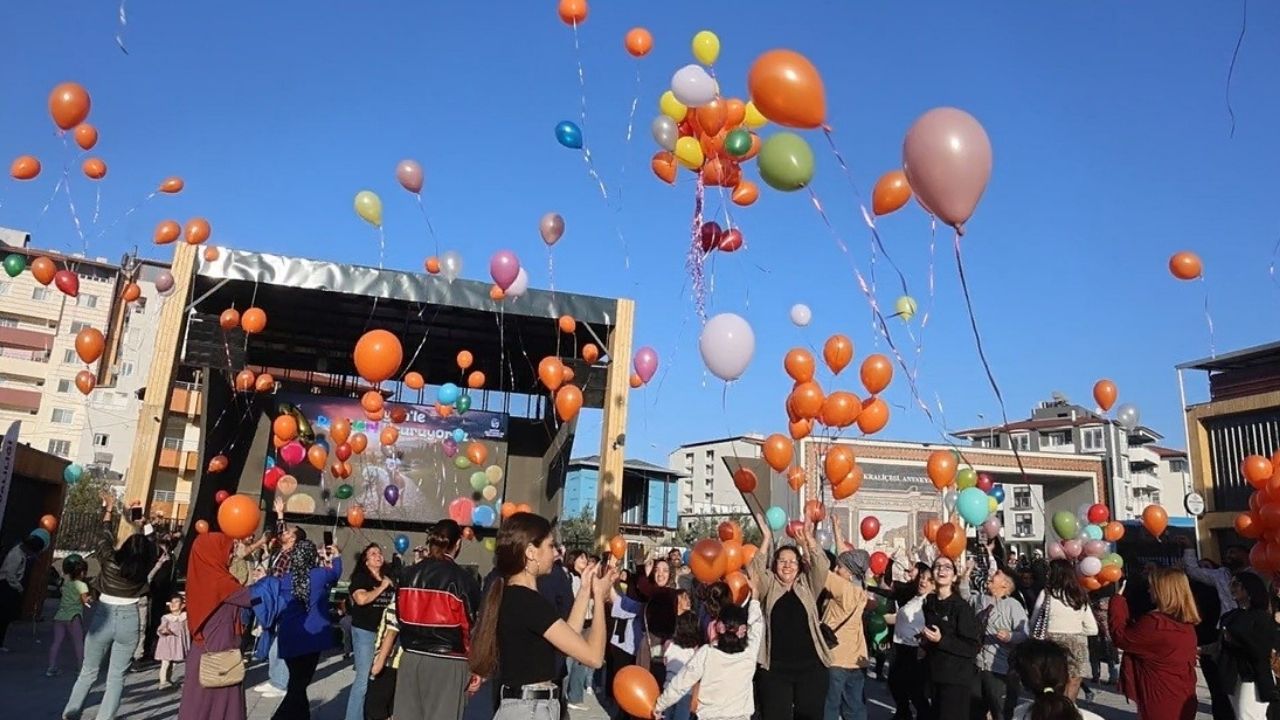 Kansere Karşı Savaşını Kazanan Ceylin'in Zaferi Gökyüzüne Bırakılan Balonlarla Kutlandıajans344 (1)