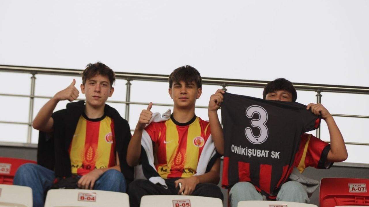 Onikişubat Spor Çocuklara Forma, Taraftarlara Kavurma Dağıttı (1)