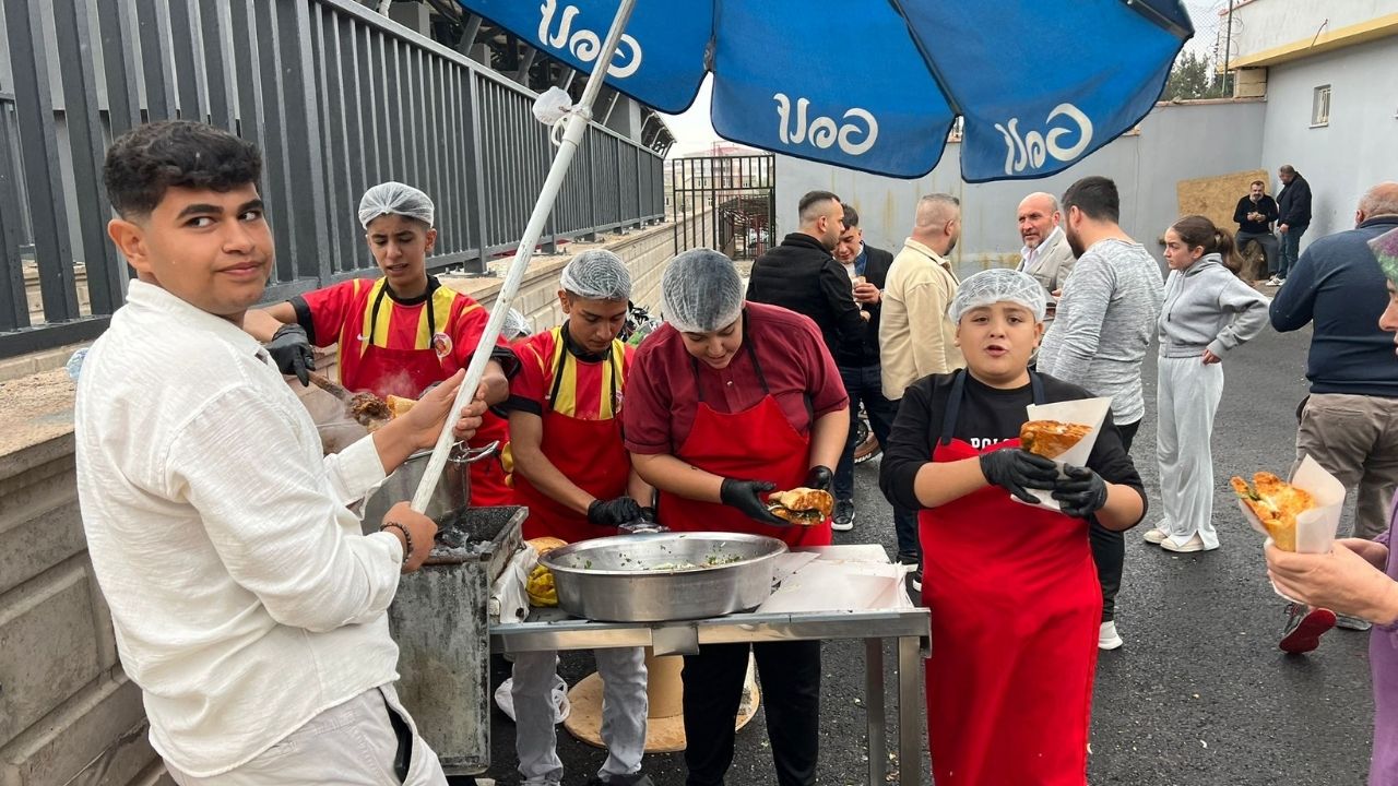 Onikişubat Spor Çocuklara Forma, Taraftarlara Kavurma Dağıttı (2)