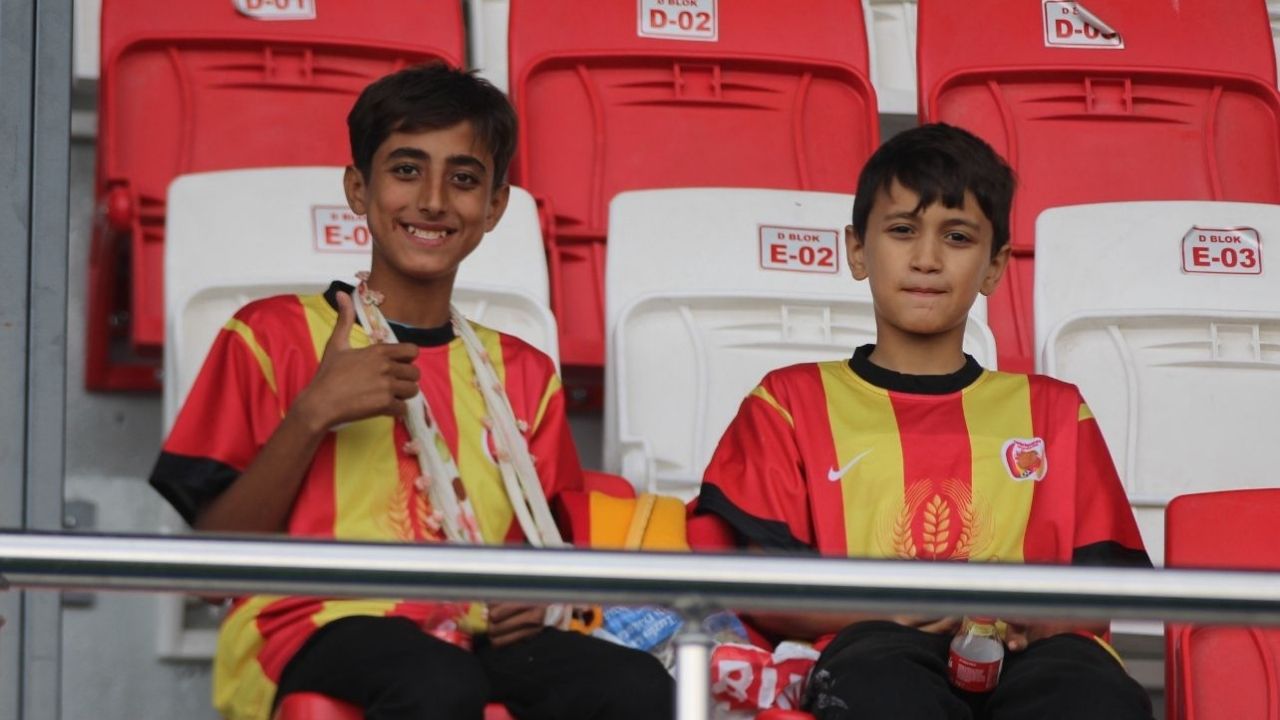 Onikişubat Spor Çocuklara Forma, Taraftarlara Kavurma Dağıttı (3)
