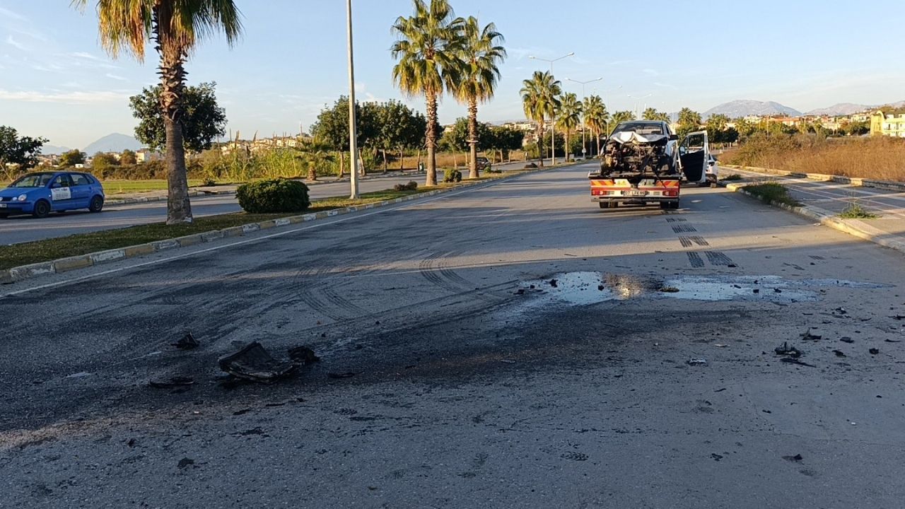 Palmiyeye Çarpan Otomobil Hurdaya Döndü 1 Yaralıajans344 (3)