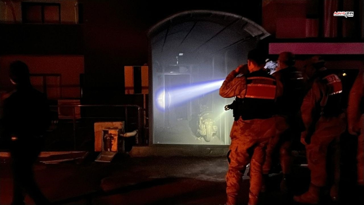 Yangin Kaçmak Ölmek 2 Ki̇si̇ Ajasn344 (2)-1