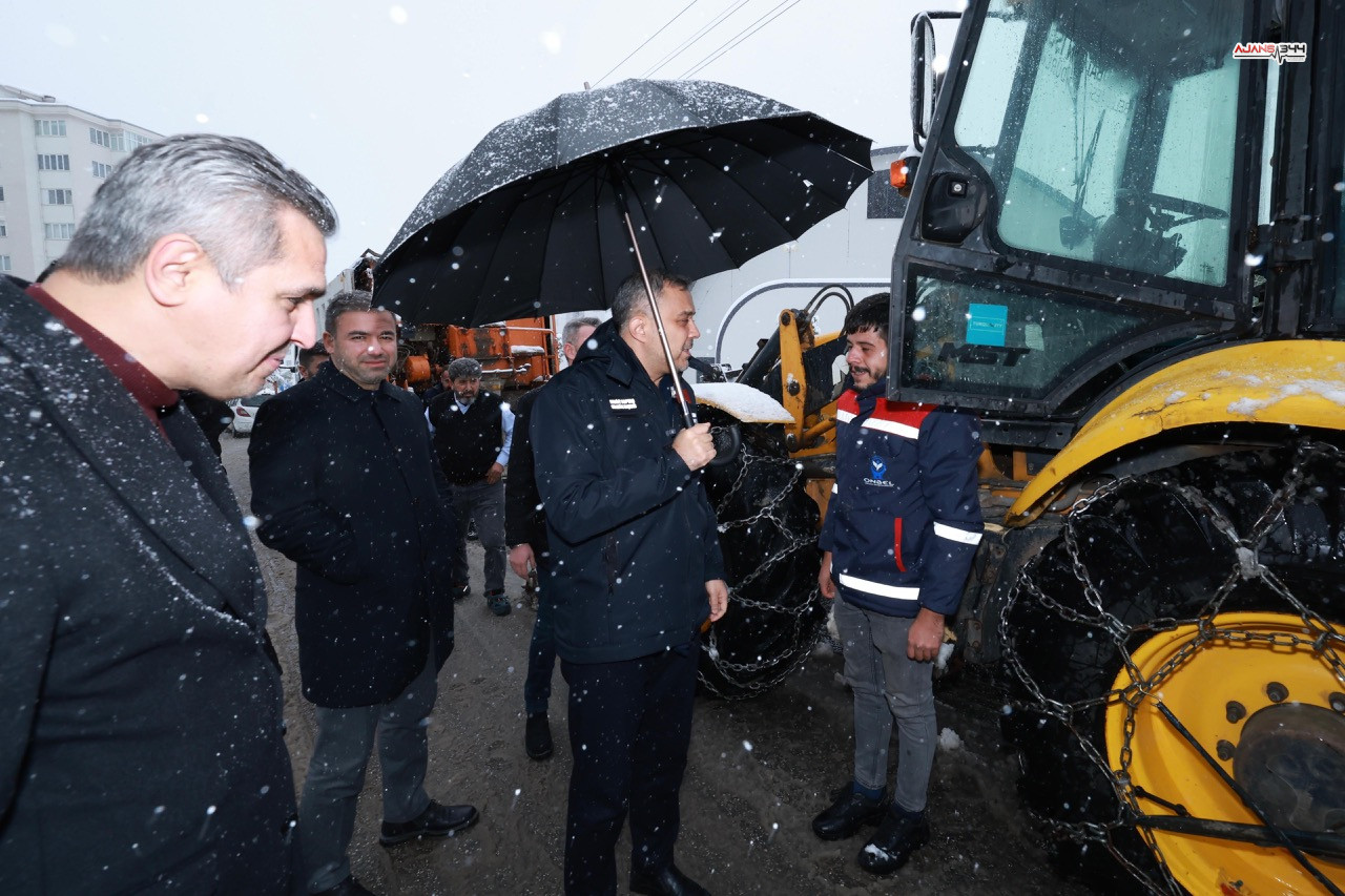 Başkan Toptaş, Karla Mücadele Çalışmalarını Sahada Inceledibüyük Whatsapp Image 2025 12 31 At 17.01.48 (1)