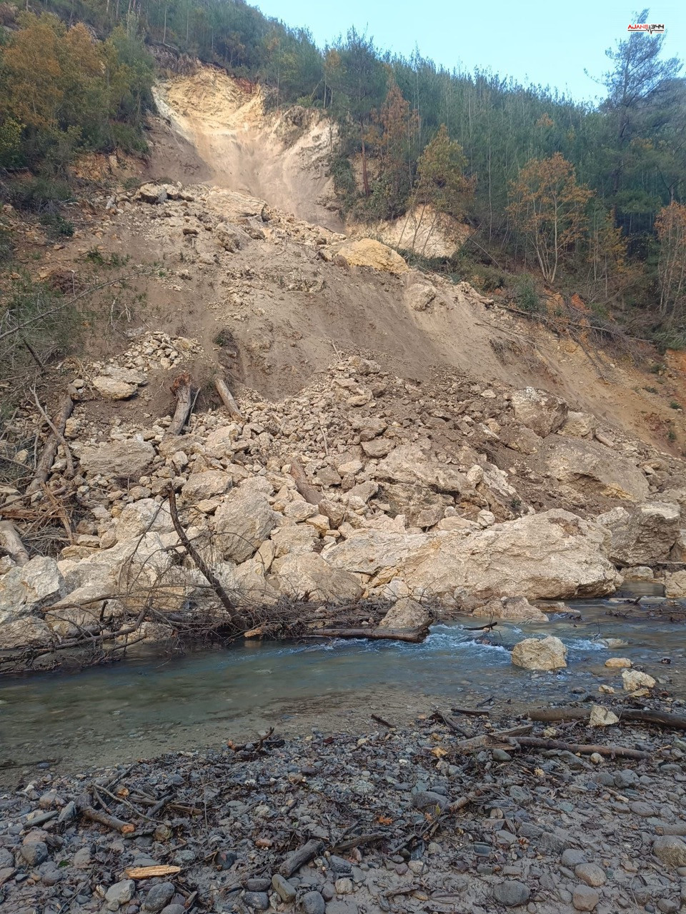 Büyük Hatay Dörtyol’da Geçilmez Kanyonu’nda Heyelan Paniği! Can Kaybı Yok1