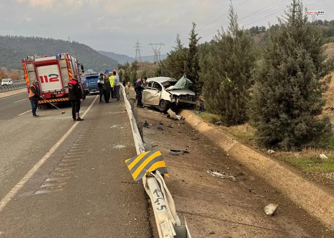 Kahramanmarasta Otomobil Bariyerlere Carpti 1I Agir 2 Kisi Yaralandi1