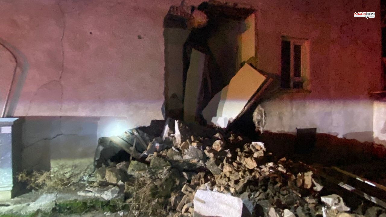 Kerpiç Evin Duvarı Gece Aniden Çöktü, Çevreye Güvenlik Önlemi Alındı Ajans344 (1)