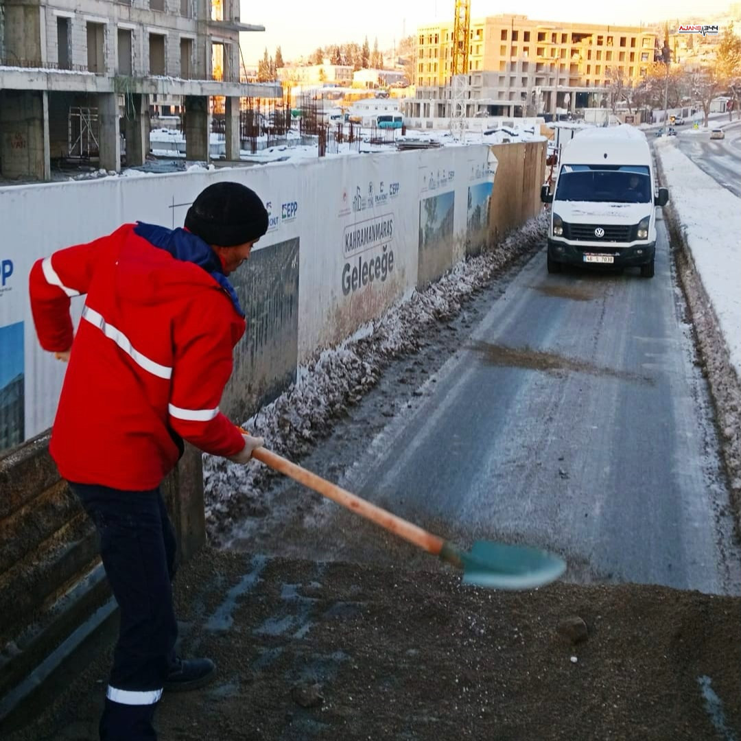 Olumsuz Hava Koşulları Neticesinde Oluşacak Buzlanmanın Önüne Geçmek Için Şehir Genelinde Tuzlam (1)