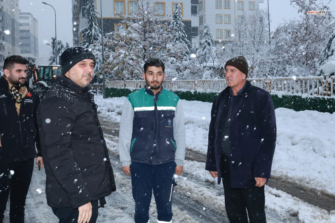Onikişubat’ta Kar Nöbeti Belediye Ekipleri Gecesini Gündüzüne Kattı (3)