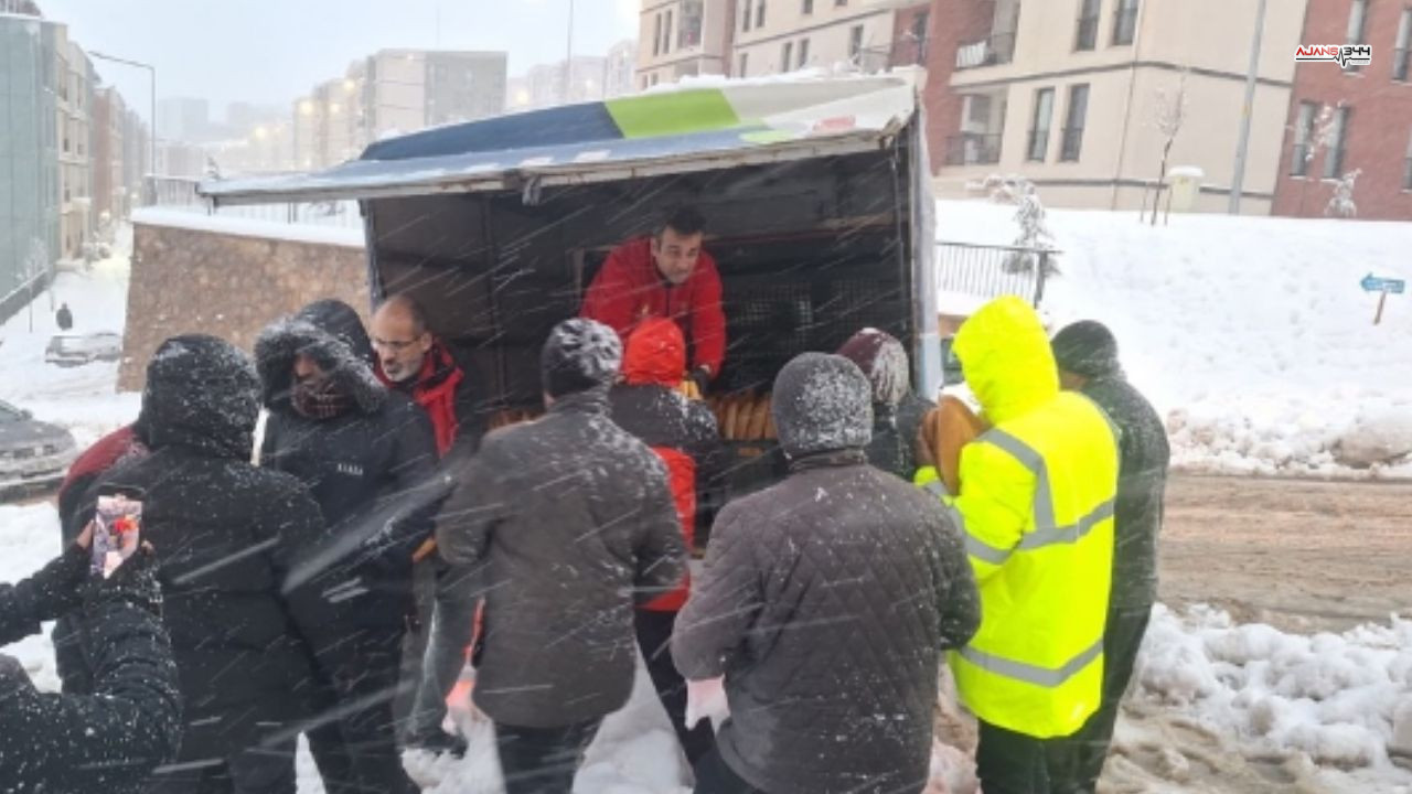 Yoğun Kar Nedeniyle Toki̇ Konutlarında Vatandaşlara Ekmek Ulaştırıldı (3)
