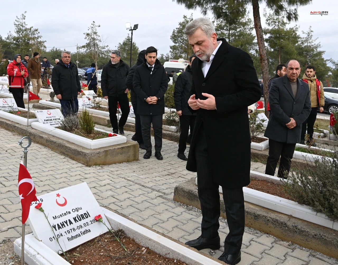 Deprem Şehitleri Kabri Başında Dualarla Yad Edildi (4)