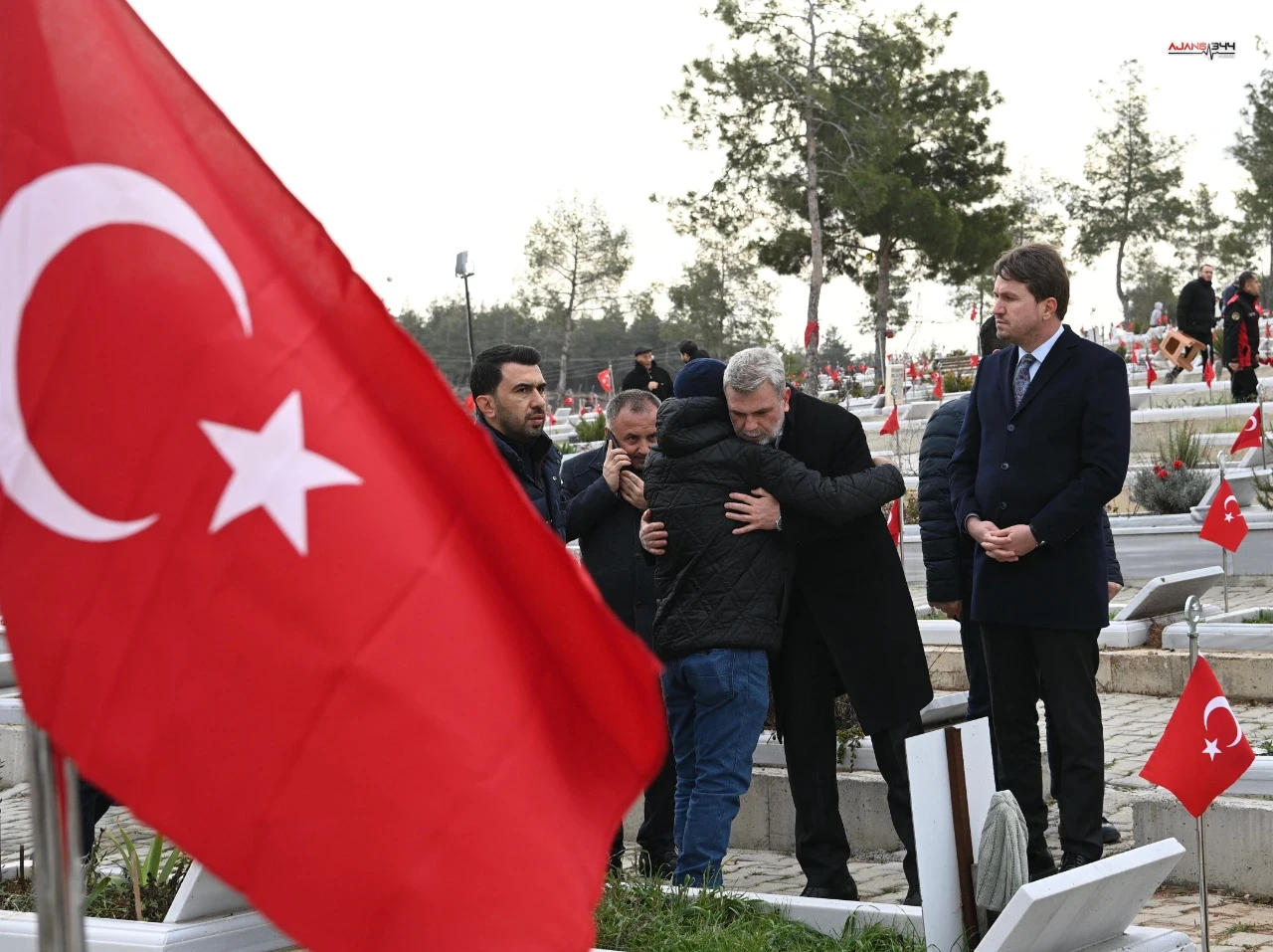 Deprem Şehitleri Kabri Başında Dualarla Yad Edildi (5)