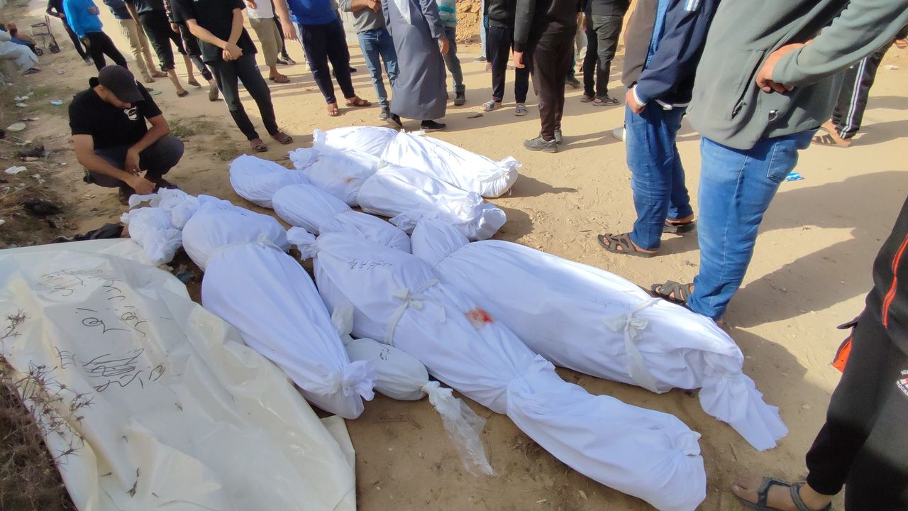 Gazze Şeridi’ndeki saldırılarda hayatlarını kaybedenler toplu mezarlara defnedildi
