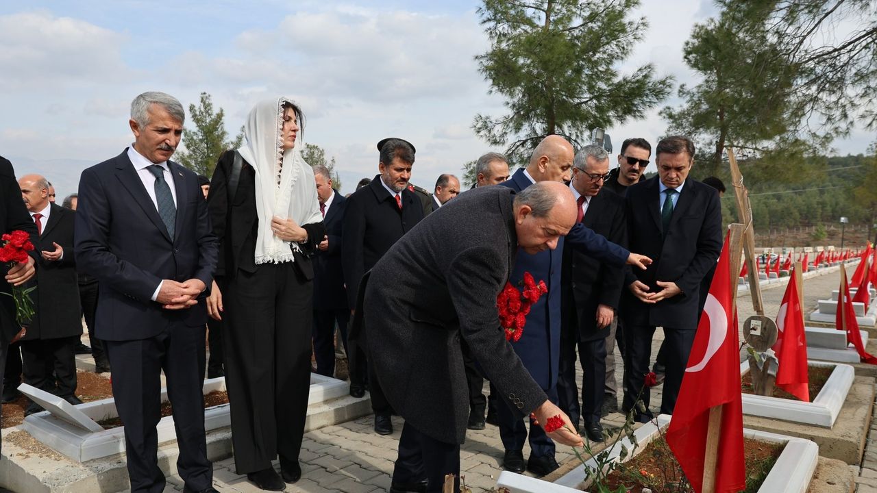 KKTC Cumhurbaşkanı Tatar, depremde hayatını kaybeden vatandaşları kabri başında andı