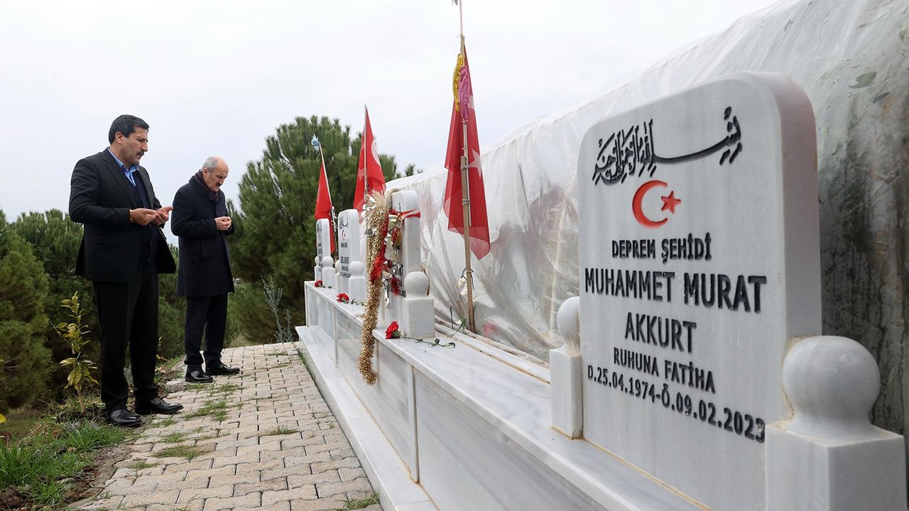 Başkan Okay, hayatını kaybeden personeli mezarı başında andı
