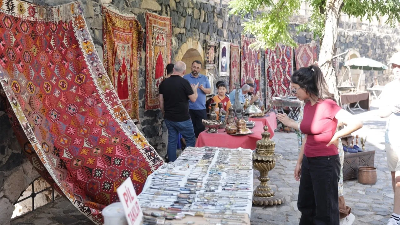 Antika ve koleksiyon meraklıları tarihin merkezinde buluşuyor