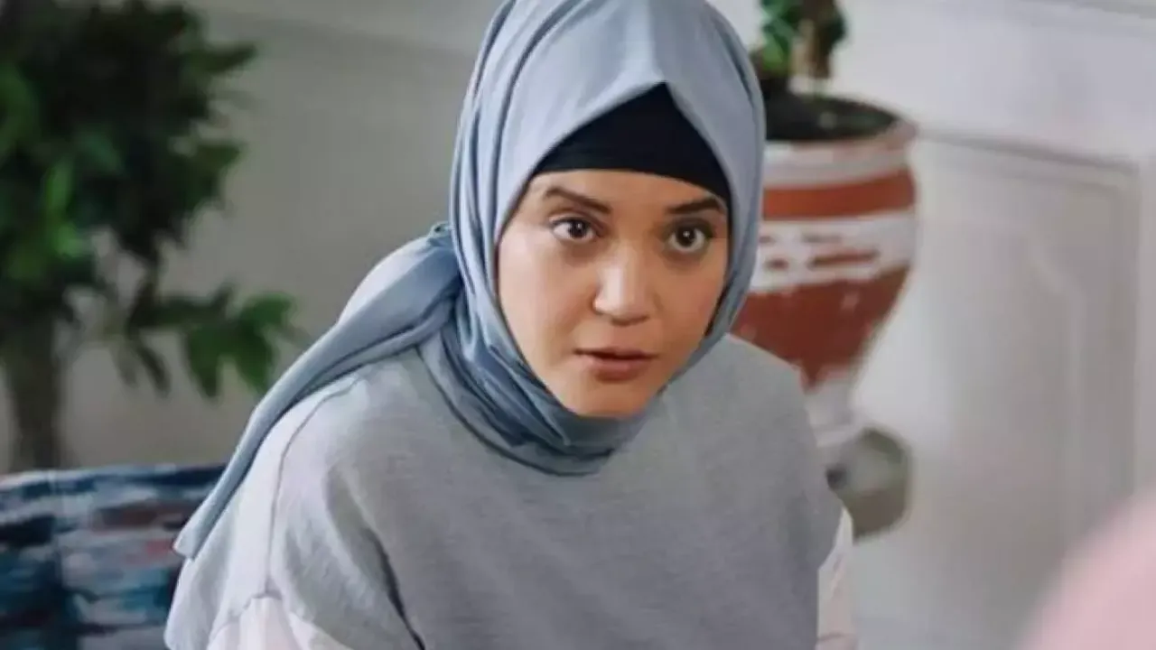 Feyza Civelek Tarzıyla Dikkat Çekti! Sosyal Medyada Binlerce Yorum Aldı