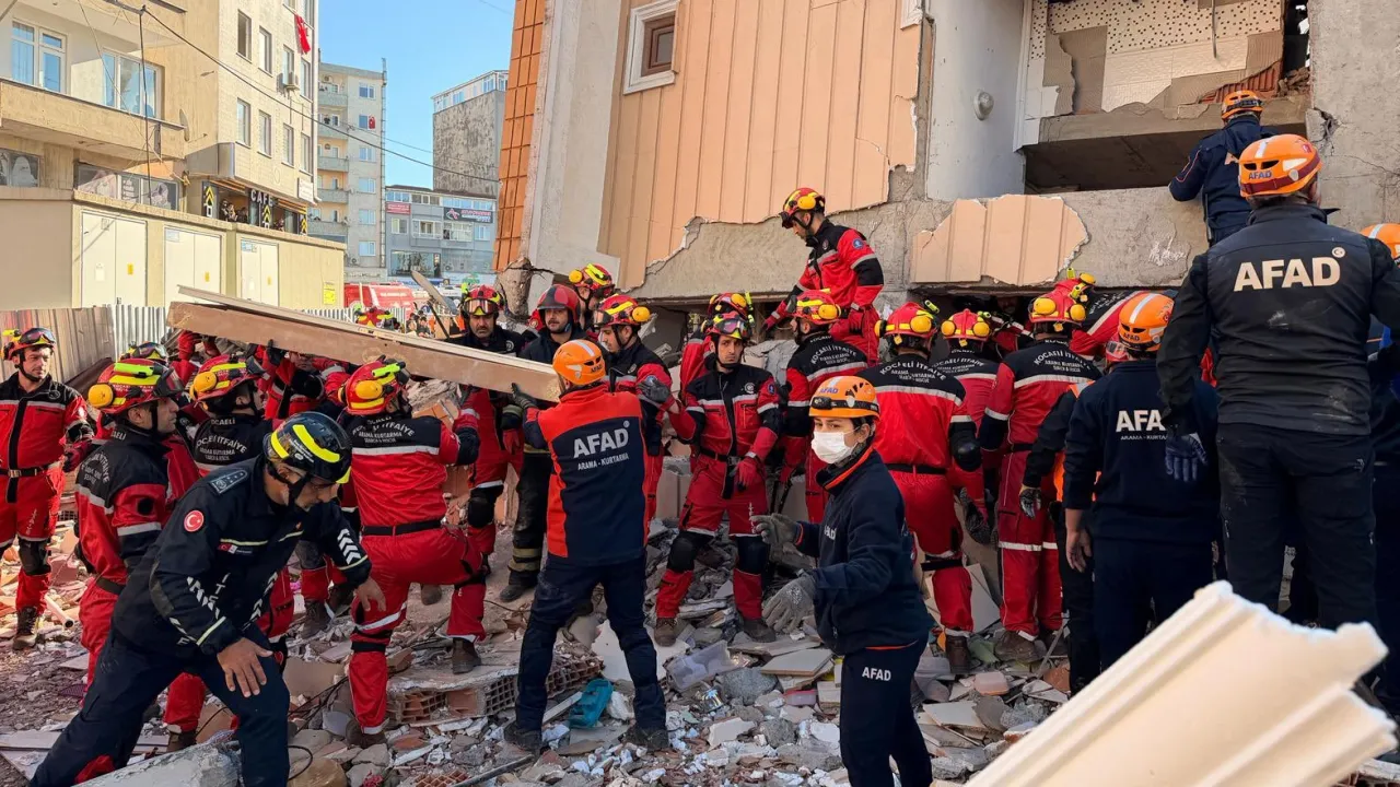 Gebze enkazında kurtarma sürüyor! 18 yaşındaki Dilara sağ kurtarıldı, 2 çocuk hayatını kaybetti