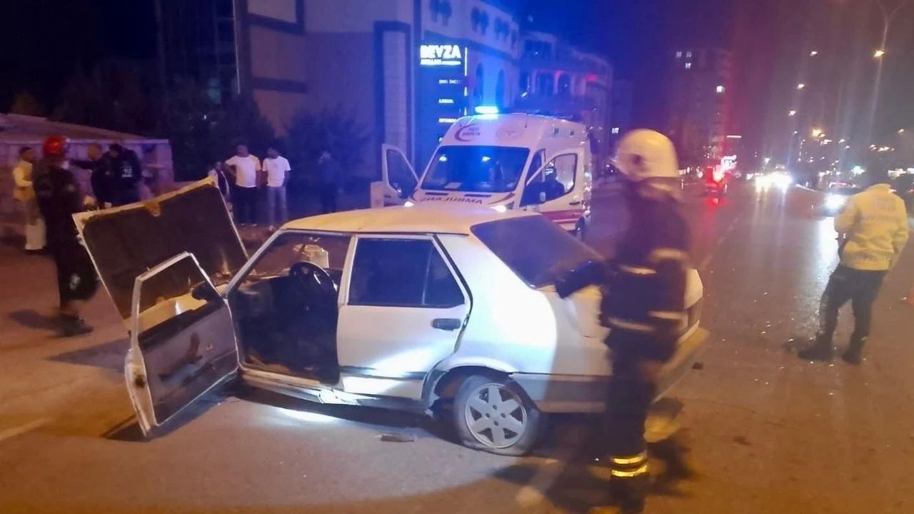 Kahramanmaraş  Freni Tutmayan Araç Refüje Çarptı