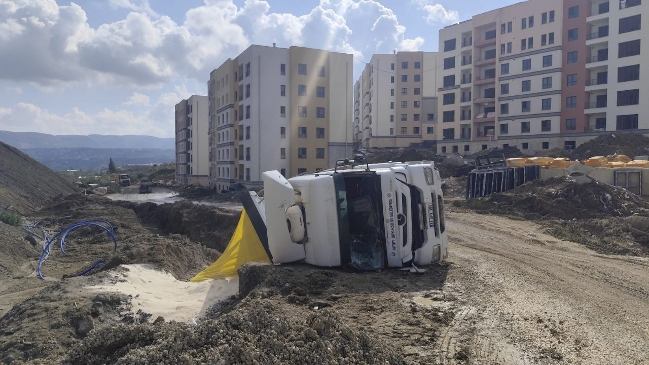 Kum Yüklü Kamyon Devrildi: Sürücü Yaralı