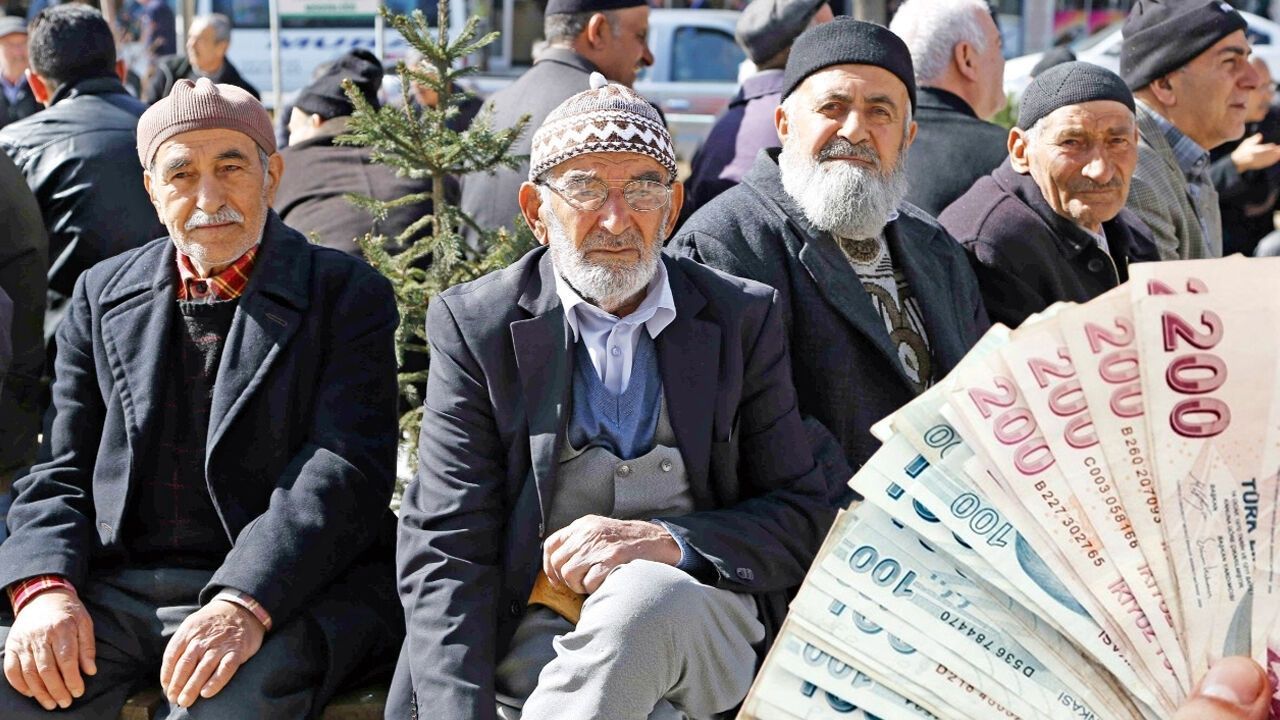 Emeklilere Çifte Müjde! Beklenen Karar Açıklandı