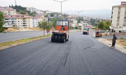 Adil Erdem Bayazıt Caddesi'nde Asfalt Yenileme Çalışmalarına Devam Ediyor