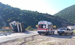 Kahramanmaraş'ta şarampole devrilen kamyonun sürücüsü yaralandı   