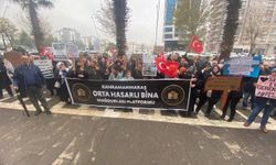 Kahramanmaraş'ta orta hasarlı bina mağdurları Çevre ve Şehircilik binası önünde toplandı