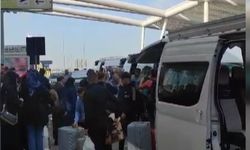 Gazze Şeridi'nden tahliye edilen 44 Türk vatandaşı Kahire Havalimanı'nda