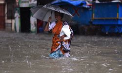 Hindistan’daki selde 5 kişi öldü, araçlar sel sularına kapıldı