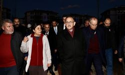 Özhaseki, “Eşimin, çocuğumun mezarına yakın oturmak istiyorum” diyen depremzedelerin isteğini geri çevirmedi