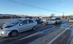 Kaza kazaya neden oldu, 10 araç birbirine girdi