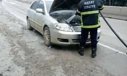 Aracın motor kısmında meydana gelen yangını itfaiye söndürdü