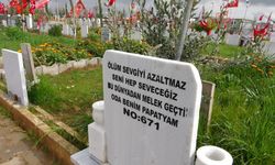 Depremde ölenlerin mezar taşlarındaki yazılar hüzünlendiriyor