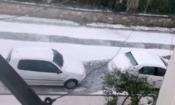 Adana’da dolu sokakları beyaza bürüdü
