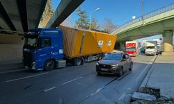 Tırın dorsesi üst geçide takıldı: 3 araç kaza yaptı