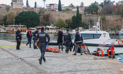 Deniz üzerinde hareketsiz bulunan şahsı hayatta tutmak için kalp masajı sırasına girdiler